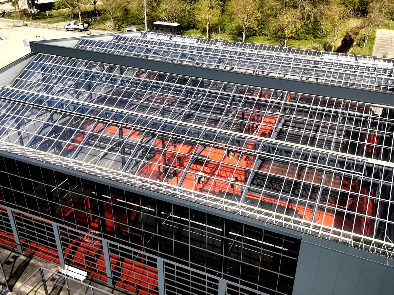 Het glazen dak van de hal op Reyerparc van bovenaf, met de dakramen open