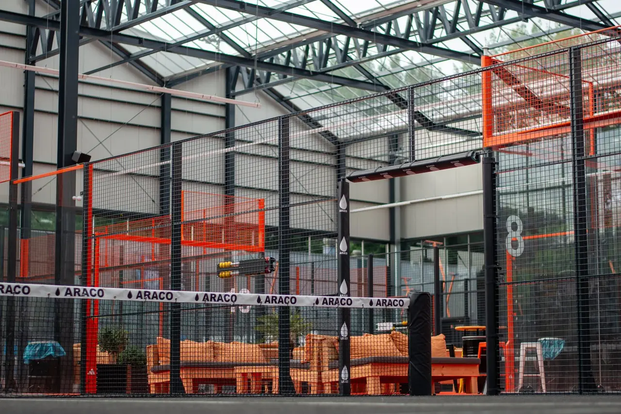 De hal op Reyerparc van binnen: banen en lounge onder het glazen dak, bij daglicht