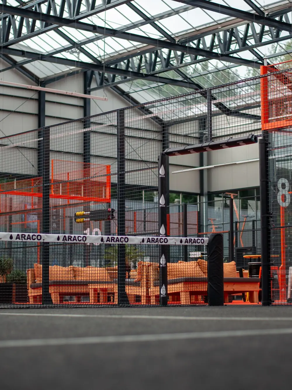 Binnen in de hal op Reyerparc: het glazen dak en de stalen kassenconstructie boven de banen