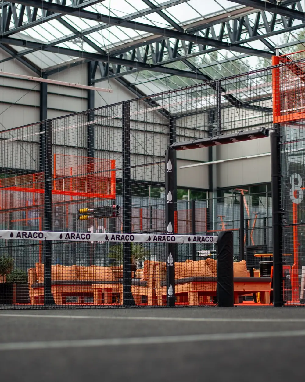 Binnen in de hal op Reyerparc: het glazen dak boven de banen en de lounge
