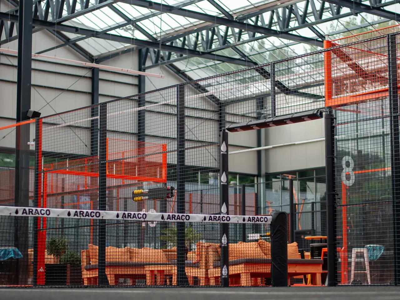Een baan in de hal op Reyerparc, met de hoogte tot het glazen dak