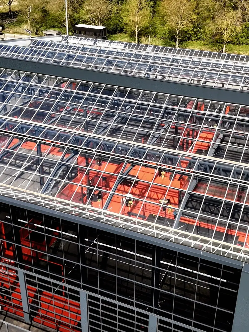 Het glazen dak van de hal op Reyerparc van bovenaf, met de dakramen open
