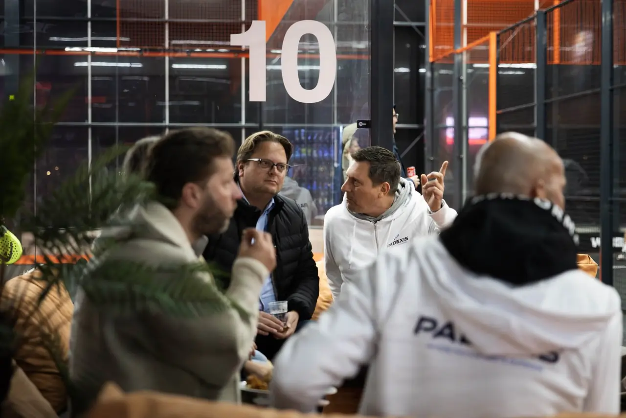 Een volle lounge in de hal op Reyerparc tijdens een avond met spelers en gasten