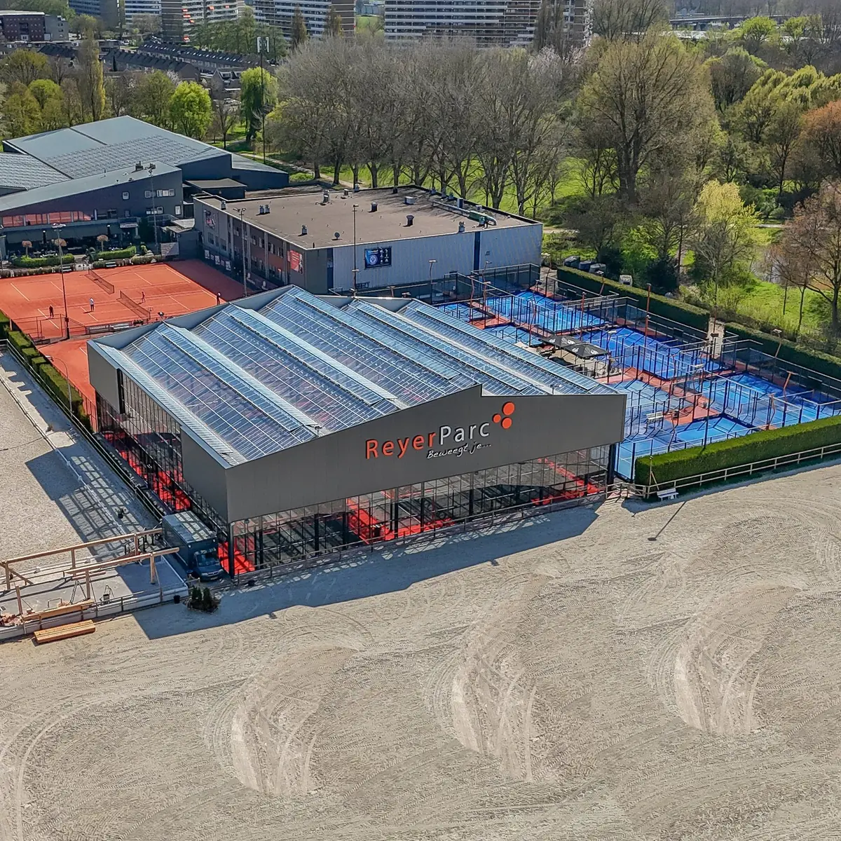 Reyerparc in Ridderkerk van bovenaf: de hal van Padexis met daarachter de buitenbanen voor padel en tennis